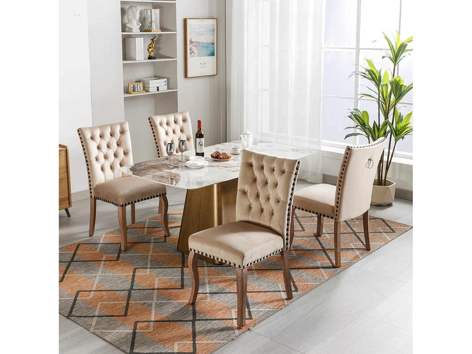 Ensemble de 4 chaises camel velours, dossier à motif heurtoir et cloutage décoratif. Siège rembourré confortable, pieds en bois massif. Élégance rétro assurée.