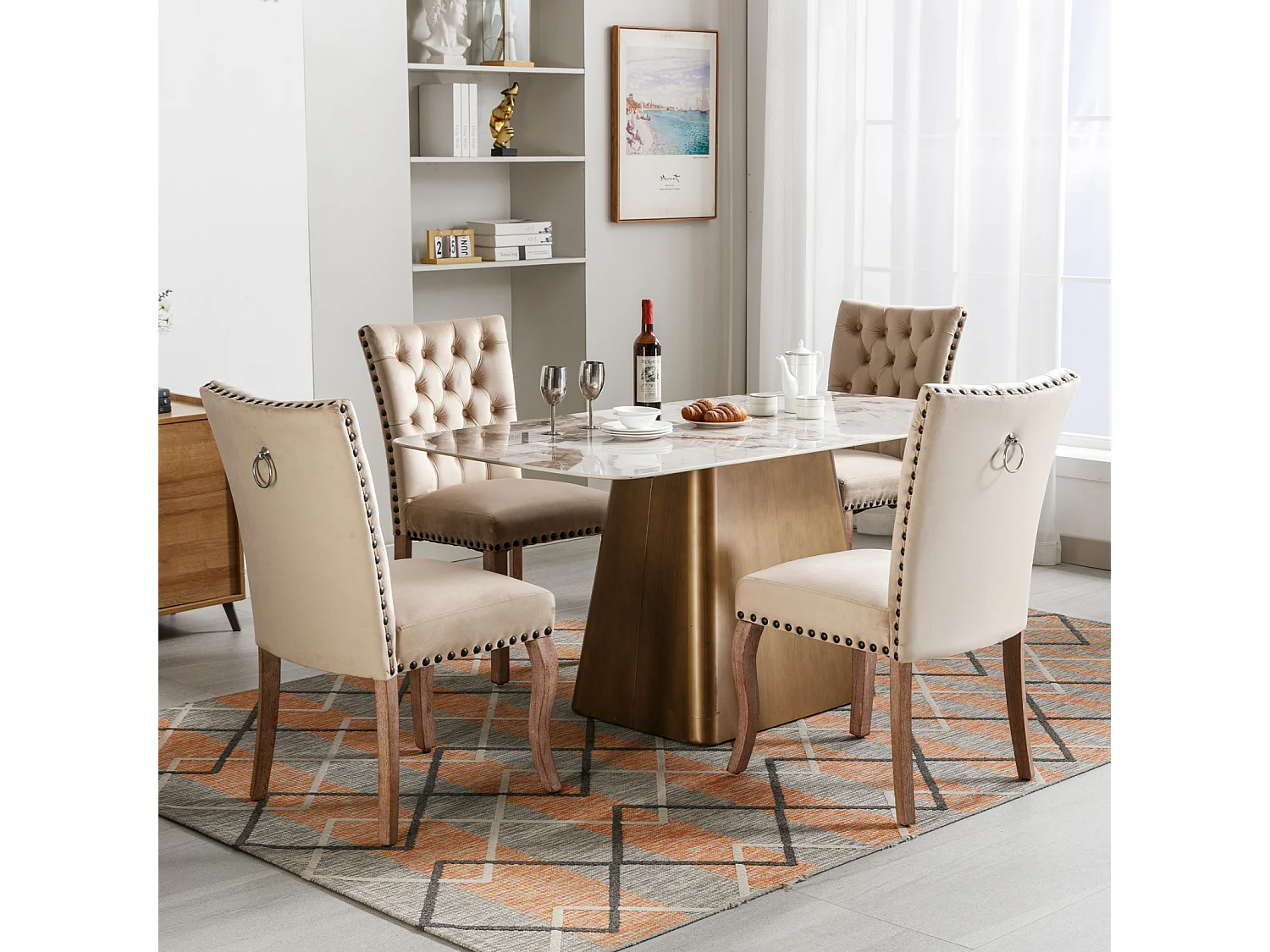 Ensemble de 4 chaises camel velours, dossier à motif heurtoir et cloutage décoratif. Siège rembourré confortable, pieds en bois massif. Élégance rétro assurée.