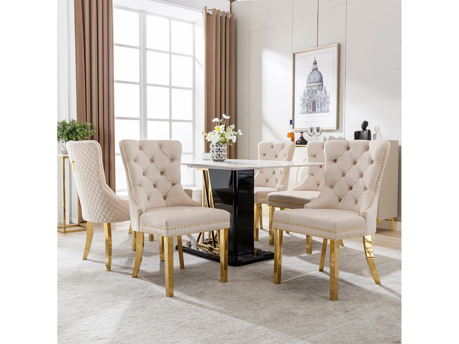 Conjunto 6 cadeiras bege/dourado veludo, encosto aldrava e tachas. Pernas aço dourado, assento estofado. Elegância contemporânea.