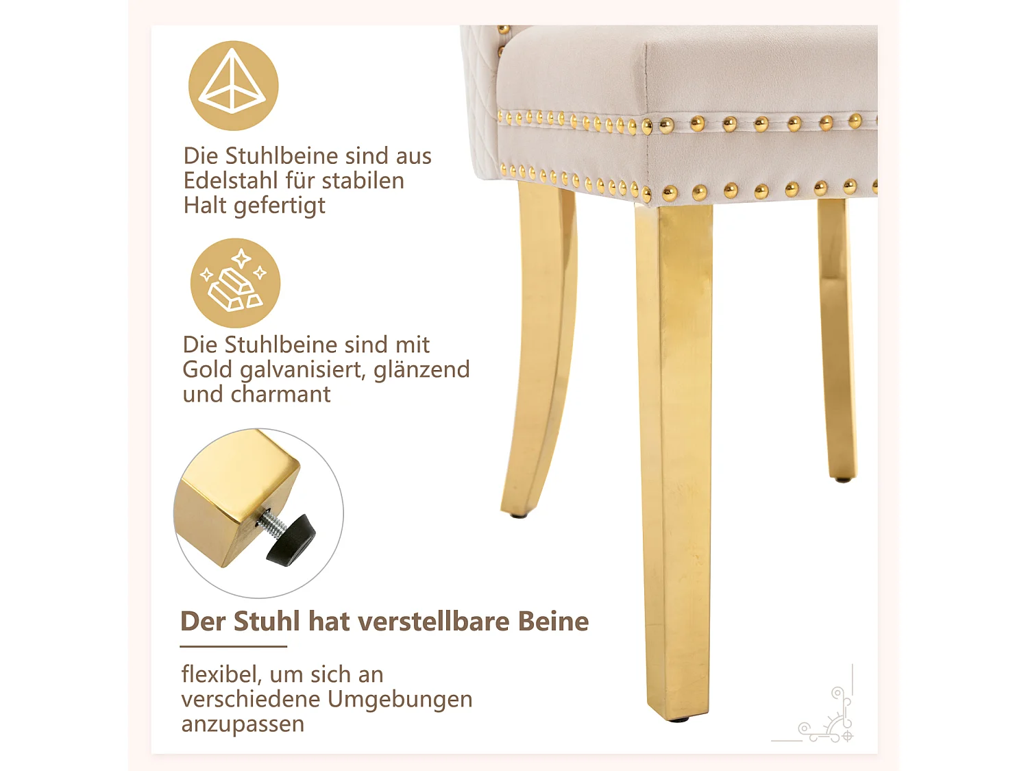 Ensemble de 6 chaises beige et or velours, dossier motif heurtoir et détails de clous. Pieds en acier plaqué or. Élégance contemporaine et confort.