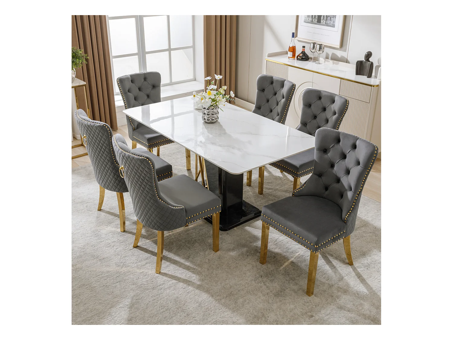 Conjunto de 6 cadeiras cinza/dourado em veludo, encosto com argolas e tachas decorativas. Assento estofado, pernas em aço dourado. Luxo moderno e conforto.