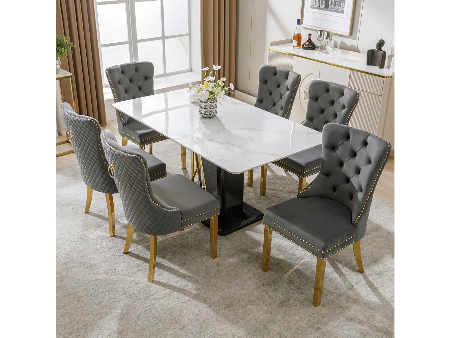Ensemble de 6 chaises gris et or velours, dossier à anneaux et cloutage décoratif. Siège rembourré, pieds en acier plaqué or. Luxe moderne et confort.