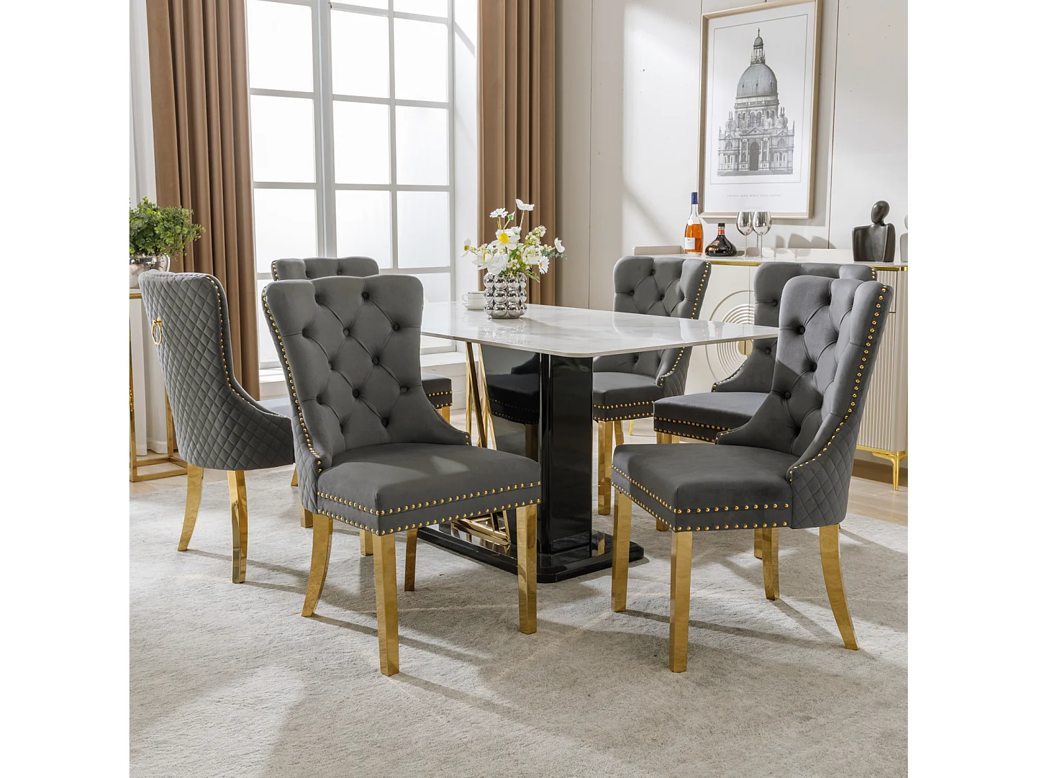 Ensemble de 6 chaises gris et or velours, dossier à anneaux et cloutage décoratif. Siège rembourré, pieds en acier plaqué or. Luxe moderne et confort.