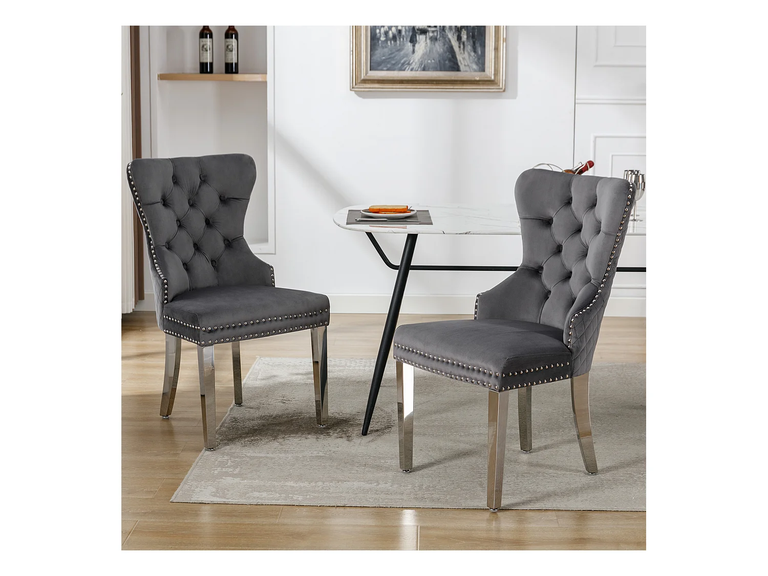 Ensemble de 2 chaises gris velours, dossier motif heurtoir et garniture cloutée. Siège rembourré, pieds métal. Style rétro et confortable.