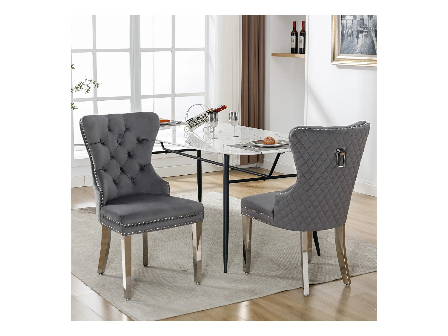 Ensemble de 2 chaises gris velours, dossier motif heurtoir et garniture cloutée. Siège rembourré, pieds métal. Style rétro et confortable.