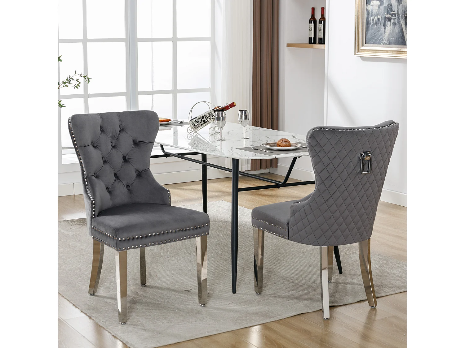 Ensemble de 2 chaises gris velours, dossier motif heurtoir et garniture cloutée. Siège rembourré, pieds métal. Style rétro et confortable.