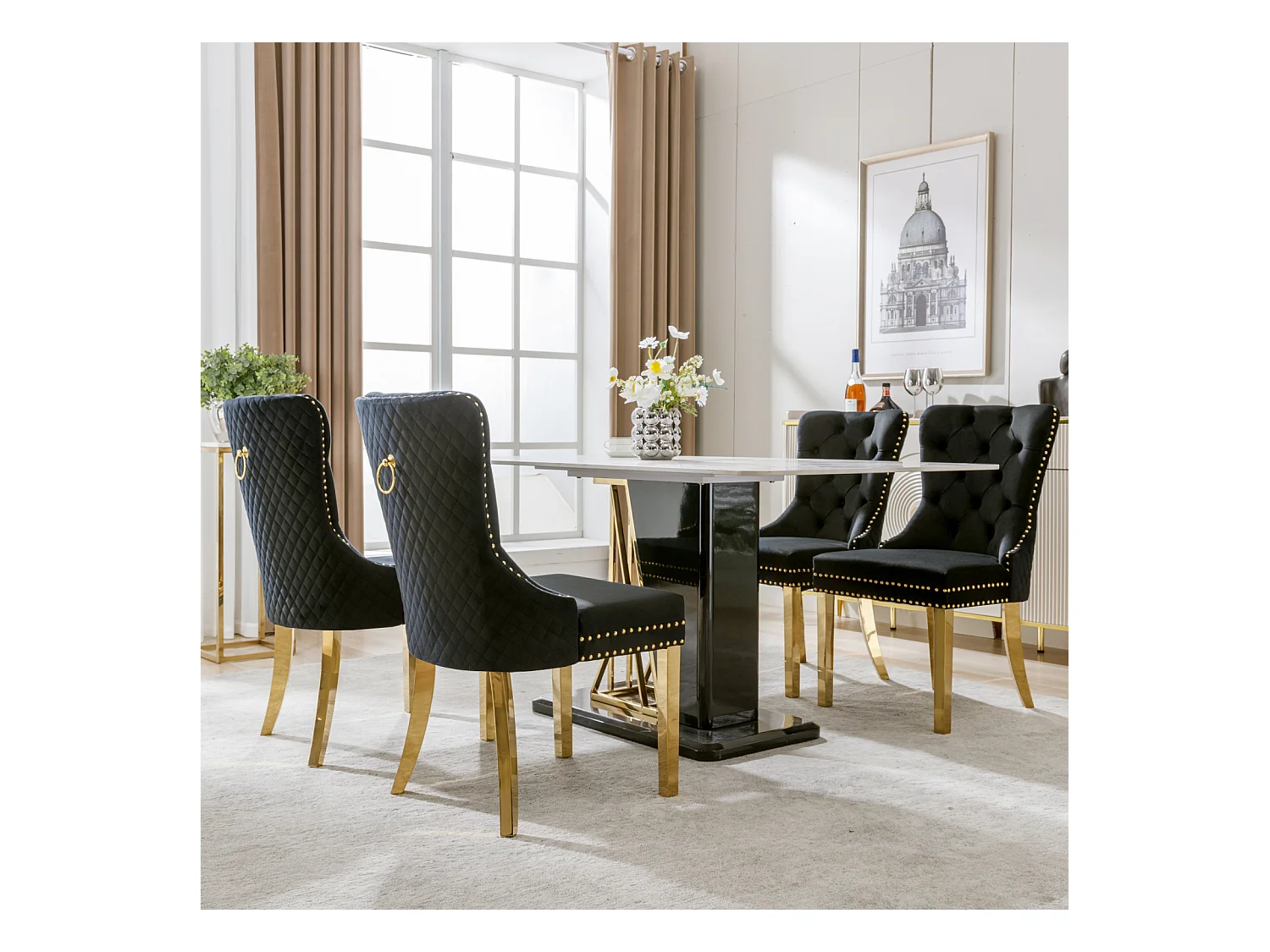 Ensemble de 4 chaises noir et or velours, dossier à anneaux et cloutage décoratif. Siège rembourré, pieds en acier plaqué or. Luxe moderne et confort.