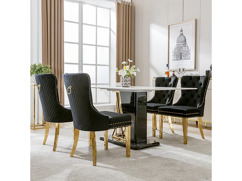 Ensemble de 4 chaises noir et or velours, dossier à anneaux et cloutage décoratif. Siège rembourré, pieds en acier plaqué or. Luxe moderne et confort.
