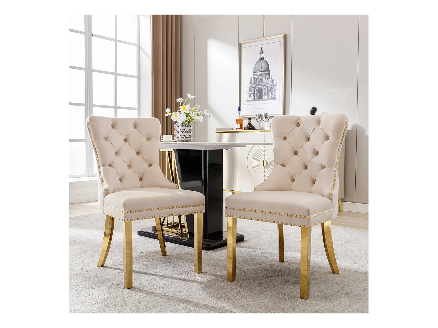 Ensemble de 2 chaises beige et or velours, dossier motif heurtoir et détails de clous. Pieds en acier plaqué or. Élégance contemporaine et confort.
