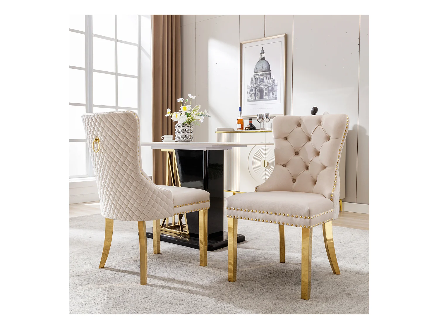 Ensemble de 2 chaises beige et or velours, dossier motif heurtoir et détails de clous. Pieds en acier plaqué or. Élégance contemporaine et confort.