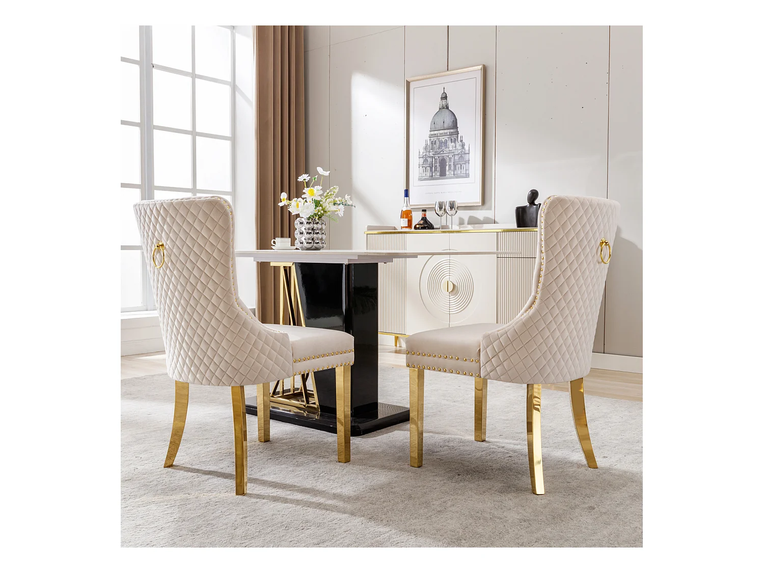 Ensemble de 2 chaises beige et or velours, dossier motif heurtoir et détails de clous. Pieds en acier plaqué or. Élégance contemporaine et confort.