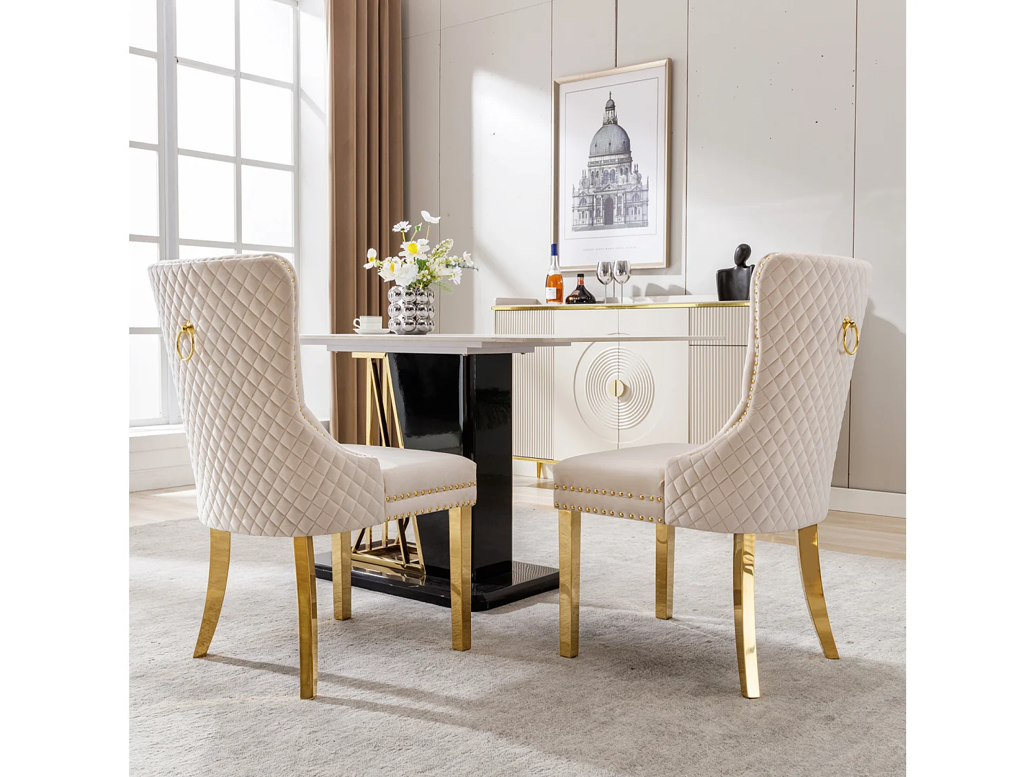 Set di 2 sedie da pranzo, rivestite con dettagli a borchie, gambe in acciaio inossidabile placcato oro, rivestimento in velluto, beige/oro, con design a batacchio.