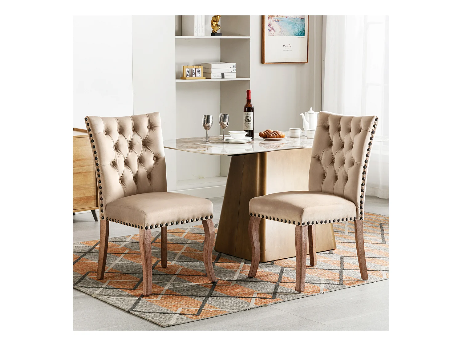 Ensemble de 2 chaises camel velours, dossier motif heurtoir et cloutage décoratif. Siège rembourré, pieds en bois massif. Élégance rétro et confort.