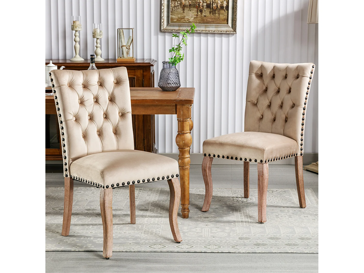 Ensemble de 2 chaises camel velours, dossier motif heurtoir et cloutage décoratif. Siège rembourré, pieds en bois massif. Élégance rétro et confort.