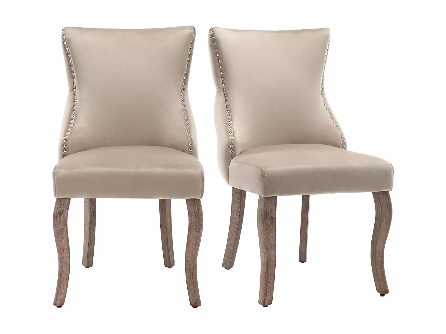Ensemble de 2 chaises beige velours, dossier à coutures boutonnées et cloutage décoratif. Siège rembourré, pieds courbés en bois massif. Élégance intemporelle.