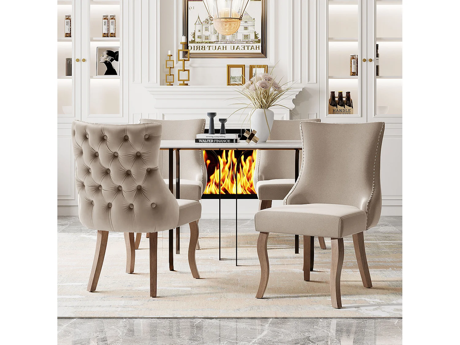 Ensemble de 4 chaises beige velours, dossier à coutures boutonnées et cloutage décoratif. Siège rembourré, pieds courbés en bois massif. Élégance intemporelle.