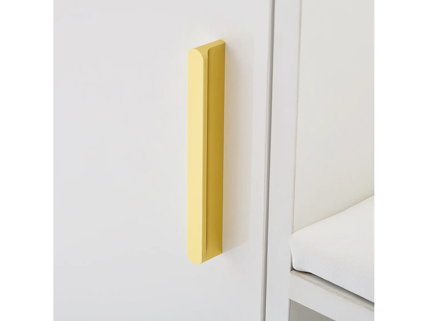 Meuble à chaussures 120x35x71.5 cm 1 porte siège rembourré et rangement ouvert en bois - pieds en métal - blanc haut brillant