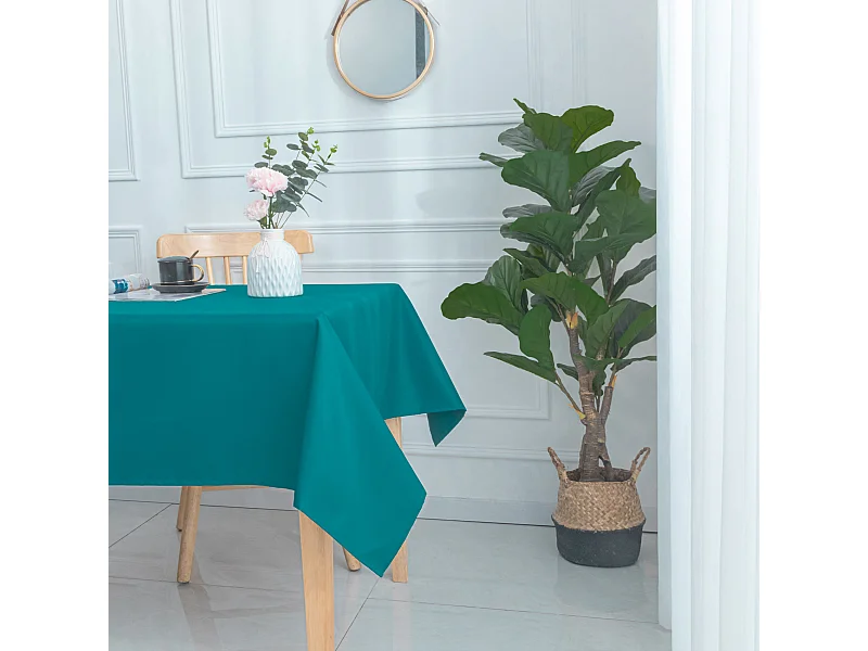 Quadratische und fleckabweisend beschichtete Tischdecke