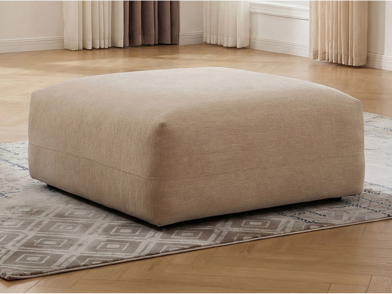 Puff i teksturert beige stoff MIBASTO