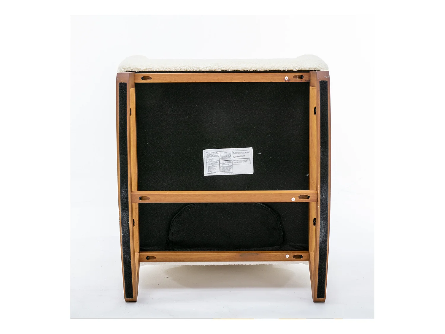 Schommelstoel met hoge rugleuning, lange armleuningen en bruine poten, witte teddystof