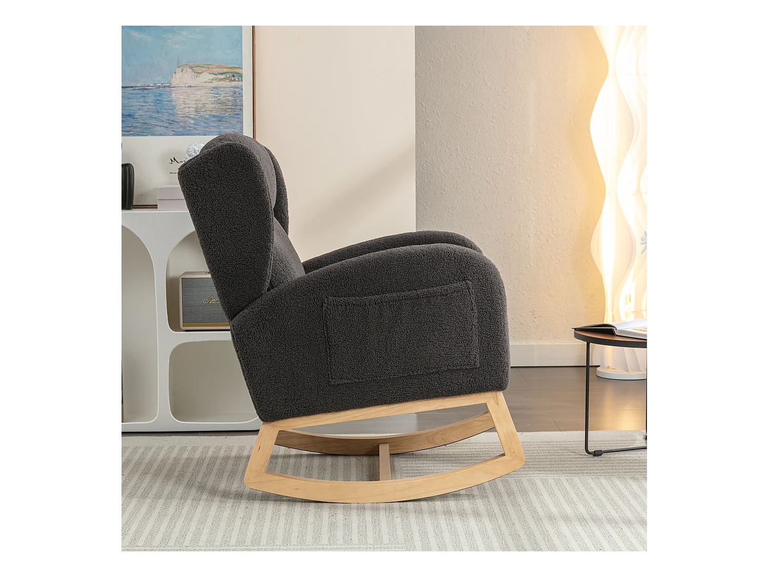 Schommelstoel in donkergrijze Teddy-stof met zijvakken, houten frame, 96,5 x 71 x 101 cm