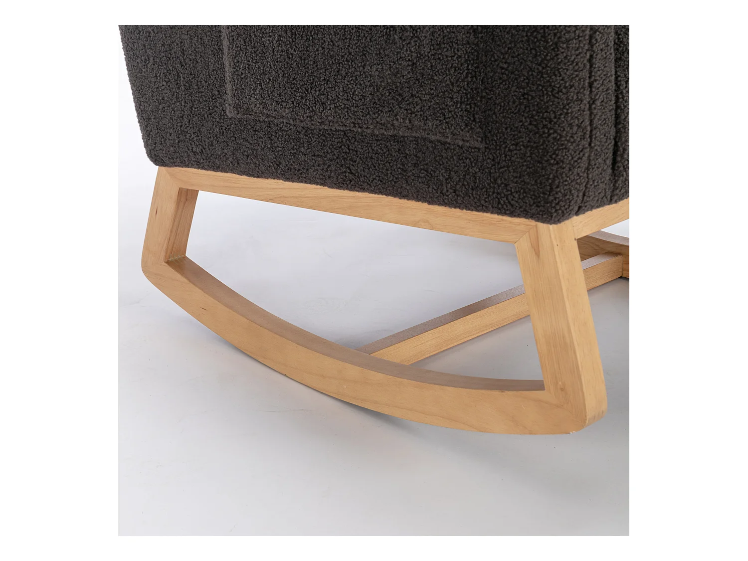 Schommelstoel in donkergrijze Teddy-stof met zijvakken, houten frame, 96,5 x 71 x 101 cm