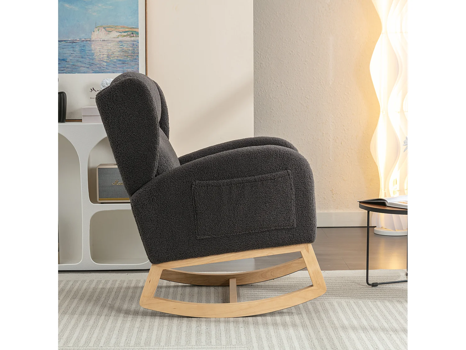 Rocking chair en tissu Teddy gris foncé avec poches latérales, structure en bois, 96,5 x 71 x 101 cm