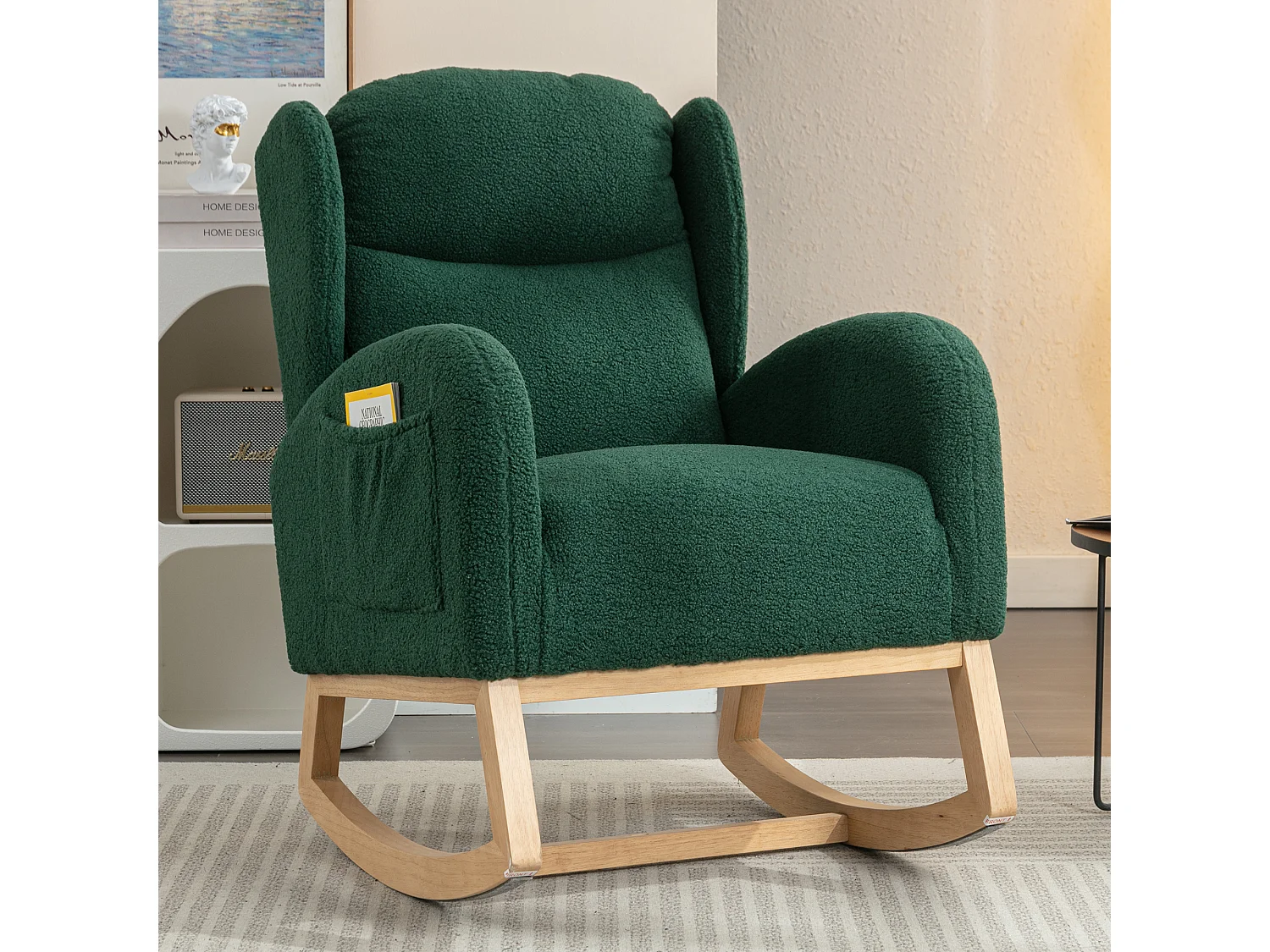 Rocking chair en tissu Teddy vert avec poches latérales, structure en bois, 96,5 x 71 x 101 cm
