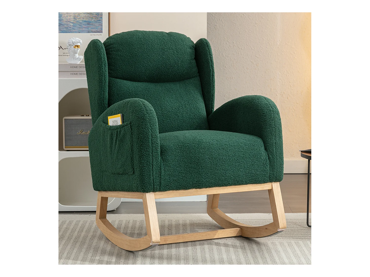 Rocking chair en tissu Teddy vert avec poches latérales, structure en bois, 96,5 x 71 x 101 cm