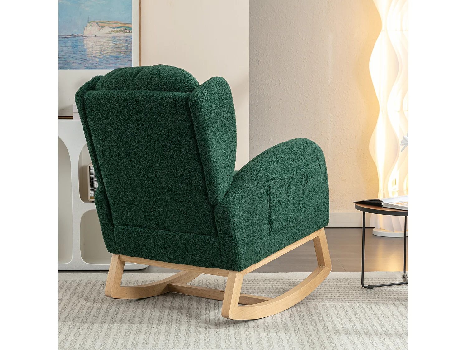 Rocking chair en tissu Teddy vert avec poches latérales, structure en bois, 96,5 x 71 x 101 cm