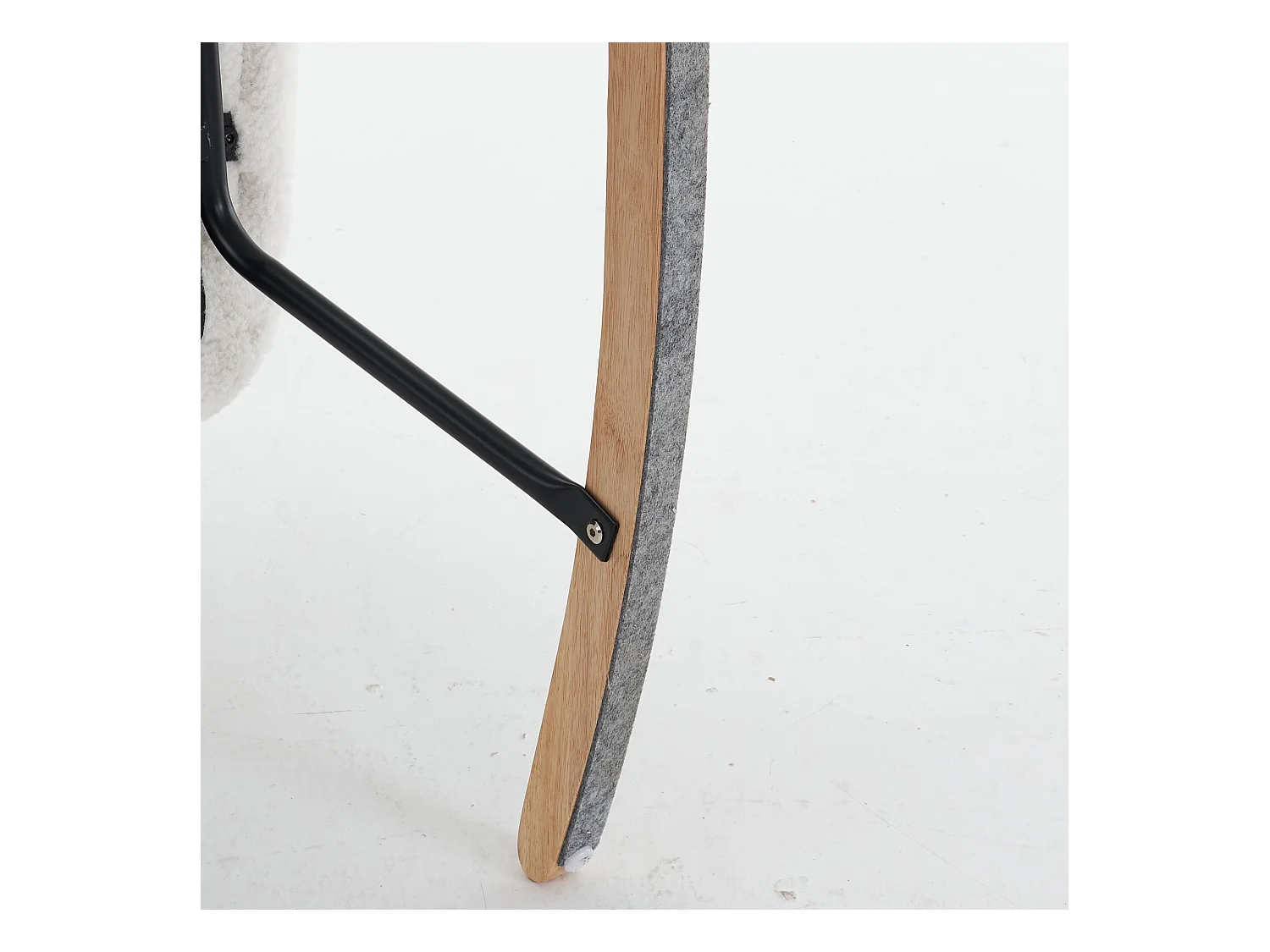 Schommelstoel in witte Teddy stof met hoofdsteun, zwart metalen frame 102x70x107cm