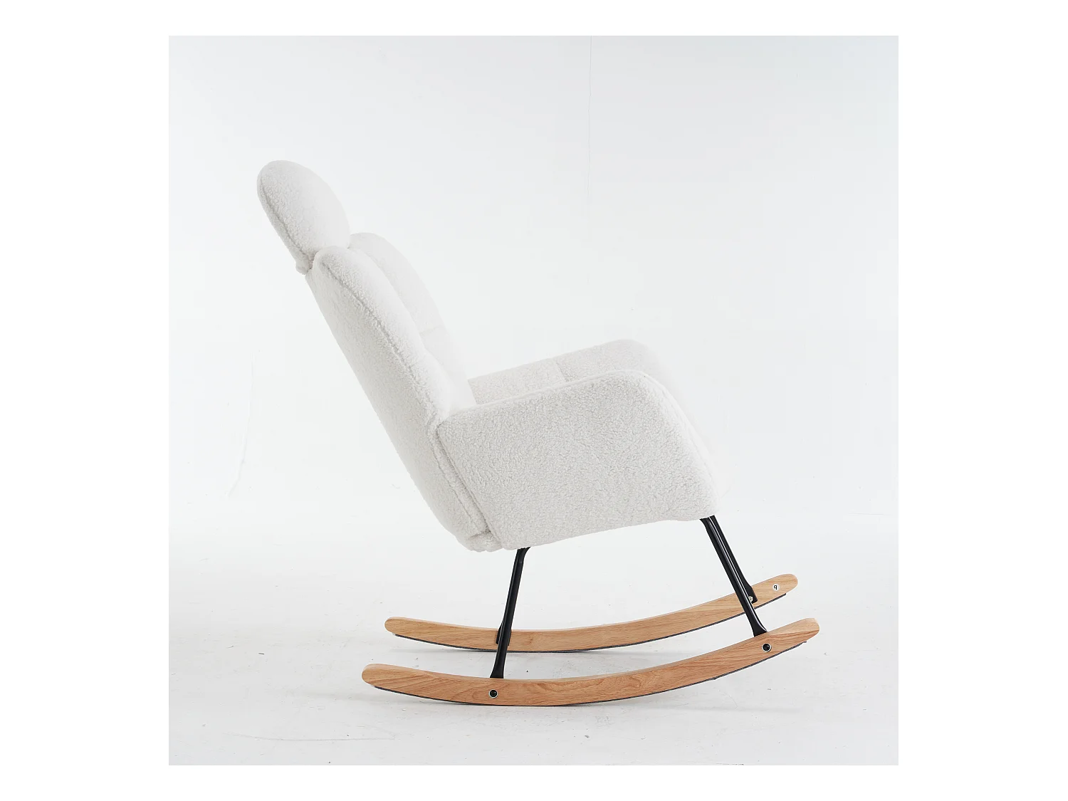 Schommelstoel in witte Teddy stof met hoofdsteun, zwart metalen frame 102x70x107cm