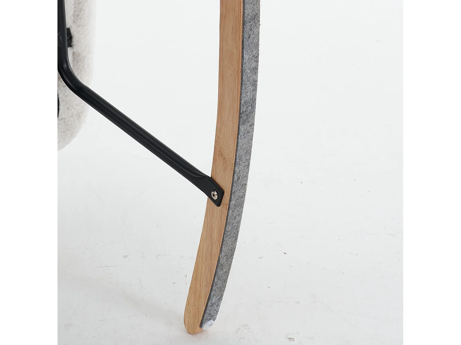 Rocking chair en tissu Teddy blanc avec appui-tête, structure en métal noir 102x70x107cm