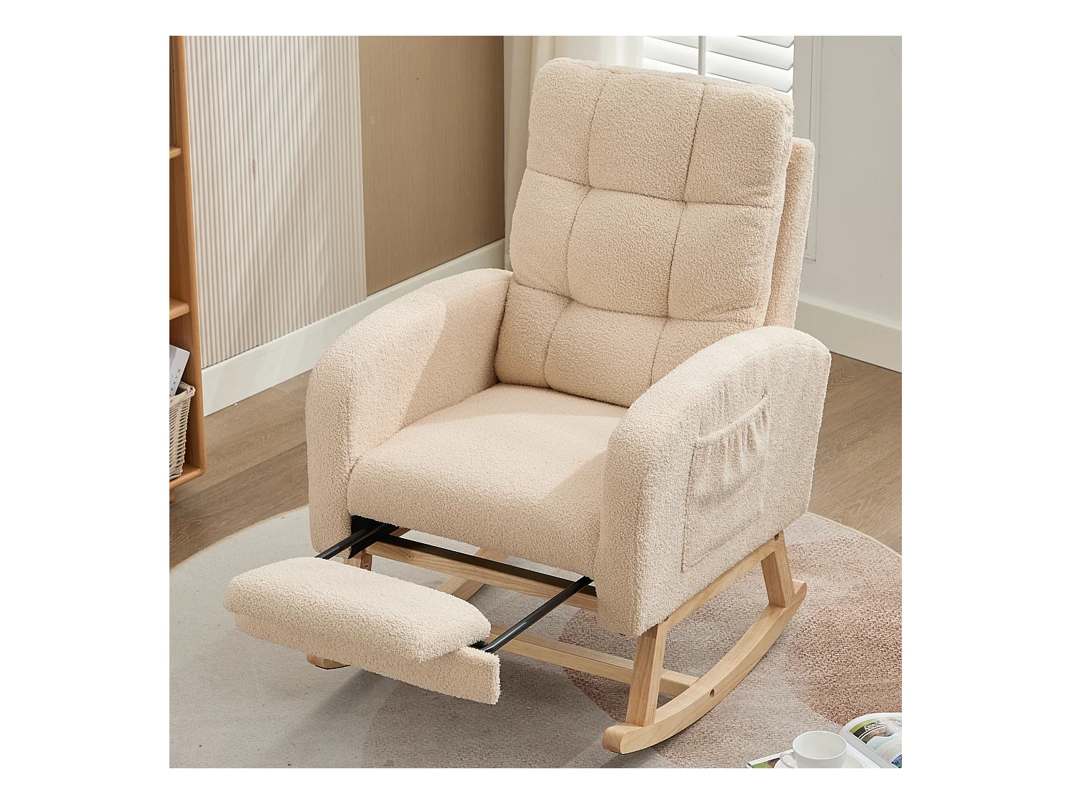 Teddy beige fluwelen schommelstoel met zijvakken en verborgen beensteunen, houten frame