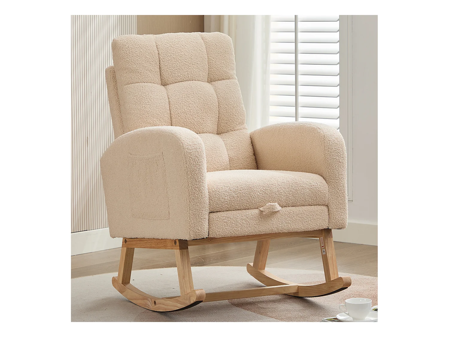 Teddy beige fluwelen schommelstoel met zijvakken en verborgen beensteunen, houten frame