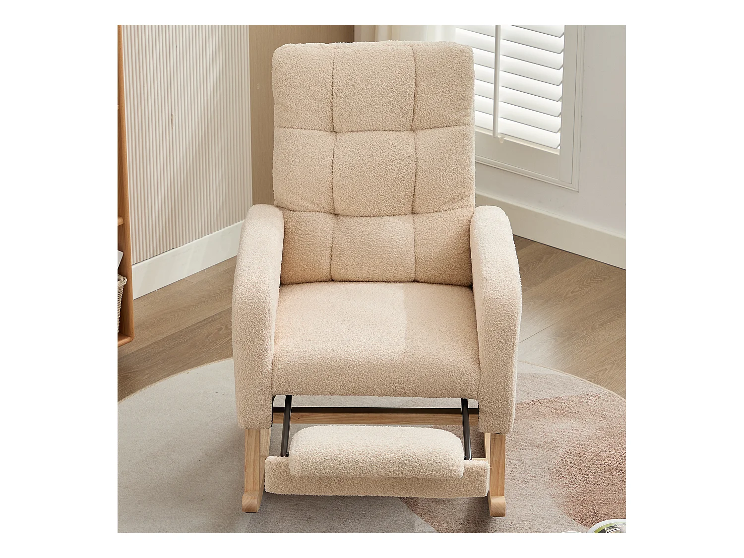 Teddy beige fluwelen schommelstoel met zijvakken en verborgen beensteunen, houten frame