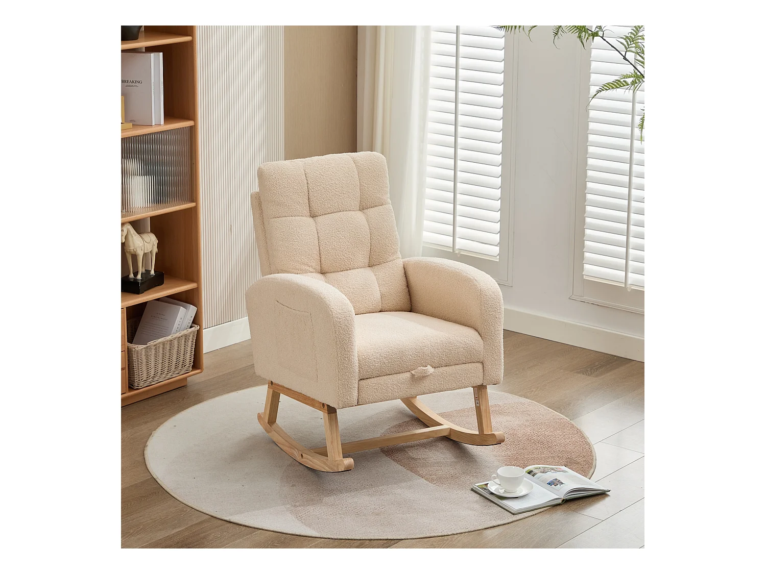 Teddy beige fluwelen schommelstoel met zijvakken en verborgen beensteunen, houten frame