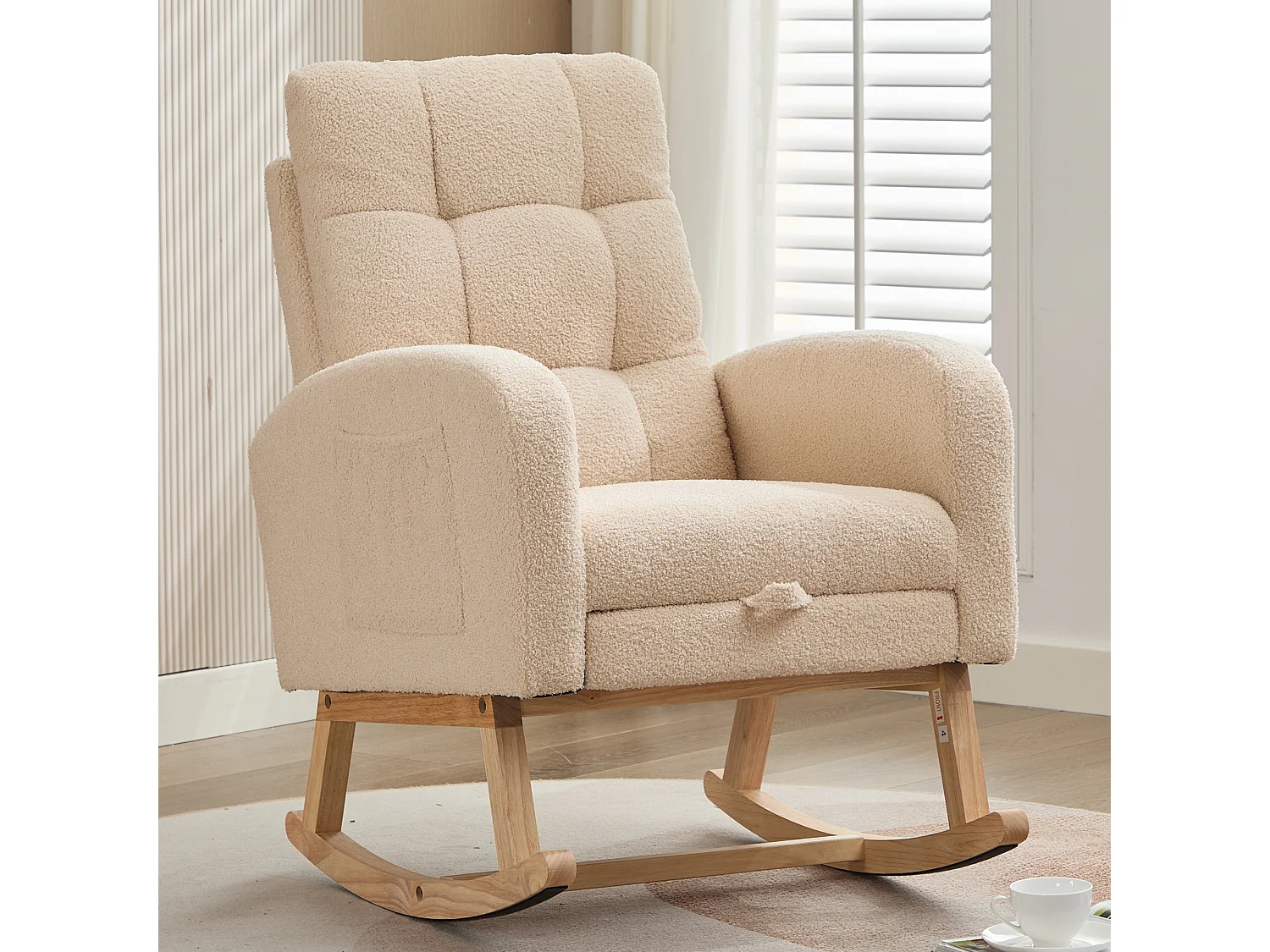 Sedia a dondolo in velluto beige Teddy con tasche laterali e poggiapiedi nascosti, struttura in legno