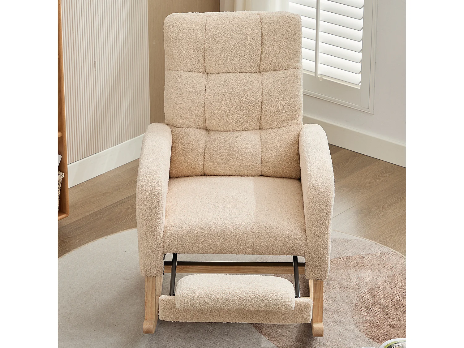 Sedia a dondolo in velluto beige Teddy con tasche laterali e poggiapiedi nascosti, struttura in legno