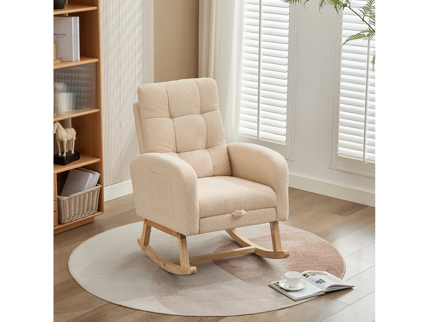 Sedia a dondolo in velluto beige Teddy con tasche laterali e poggiapiedi nascosti, struttura in legno