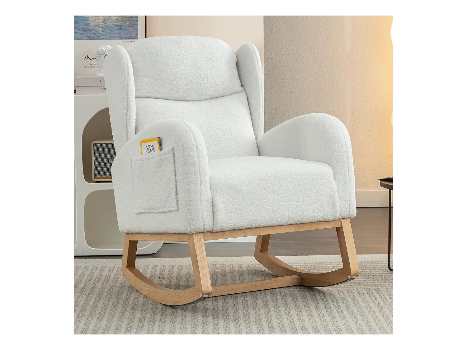 Rocking chair en tissu Teddy blanc avec poches latérales, structure en bois, 96,5 x 71 x 101 cm