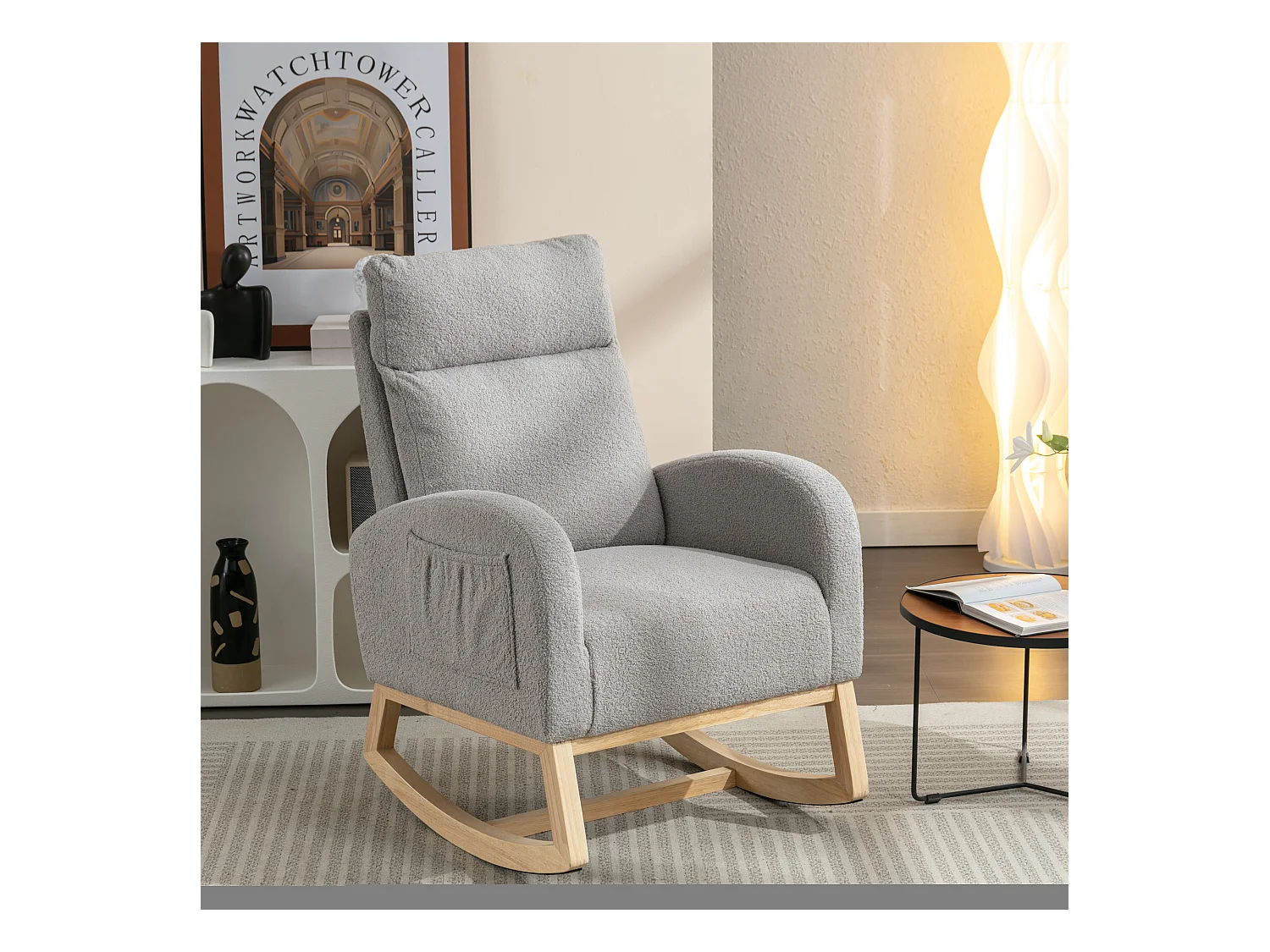 Lichtgrijze schommelstoel met zijvakken, houten frame, teddy fluwelen stof 88x71x104,5cm