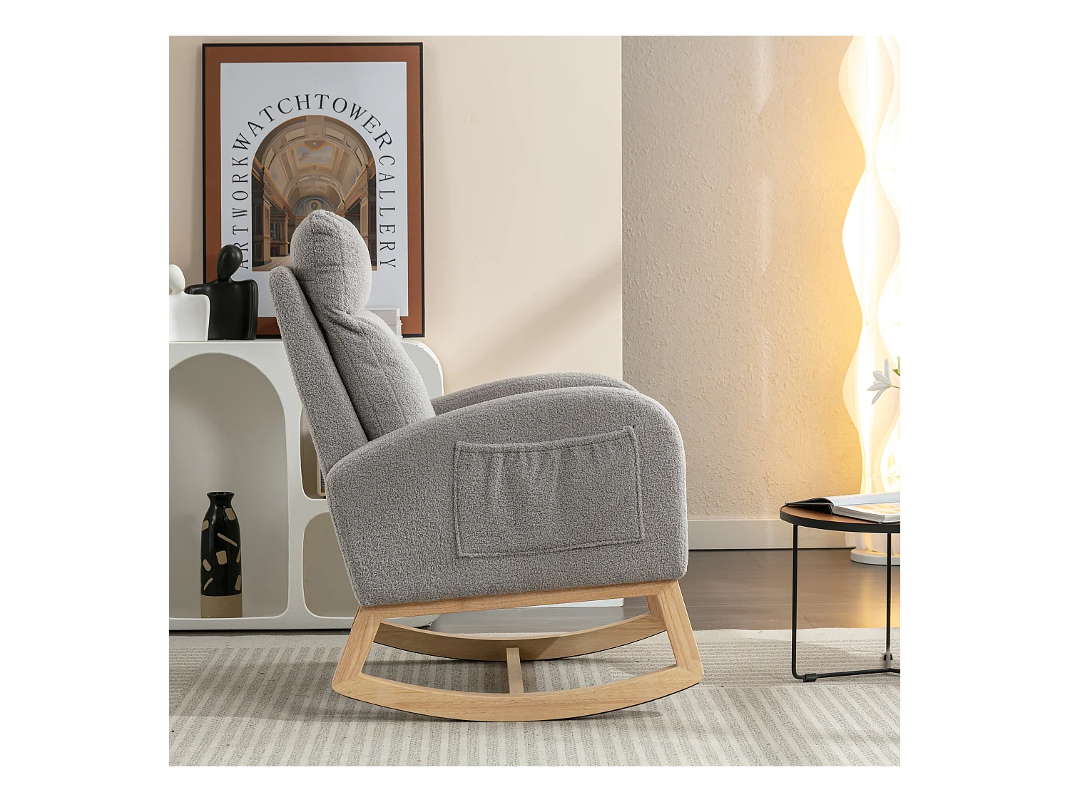 Lichtgrijze schommelstoel met zijvakken, houten frame, teddy fluwelen stof 88x71x104,5cm