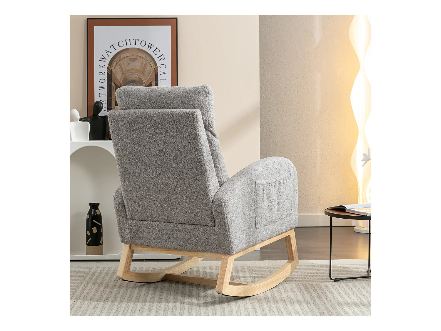Lichtgrijze schommelstoel met zijvakken, houten frame, teddy fluwelen stof 88x71x104,5cm