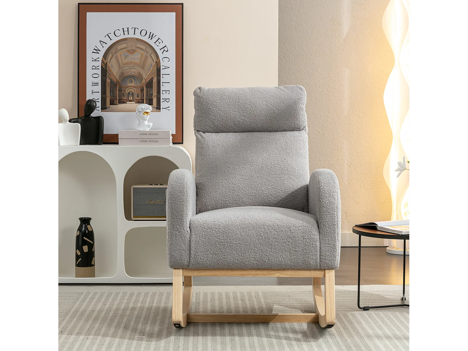 Lichtgrijze schommelstoel met zijvakken, houten frame, teddy fluwelen stof 88x71x104,5cm