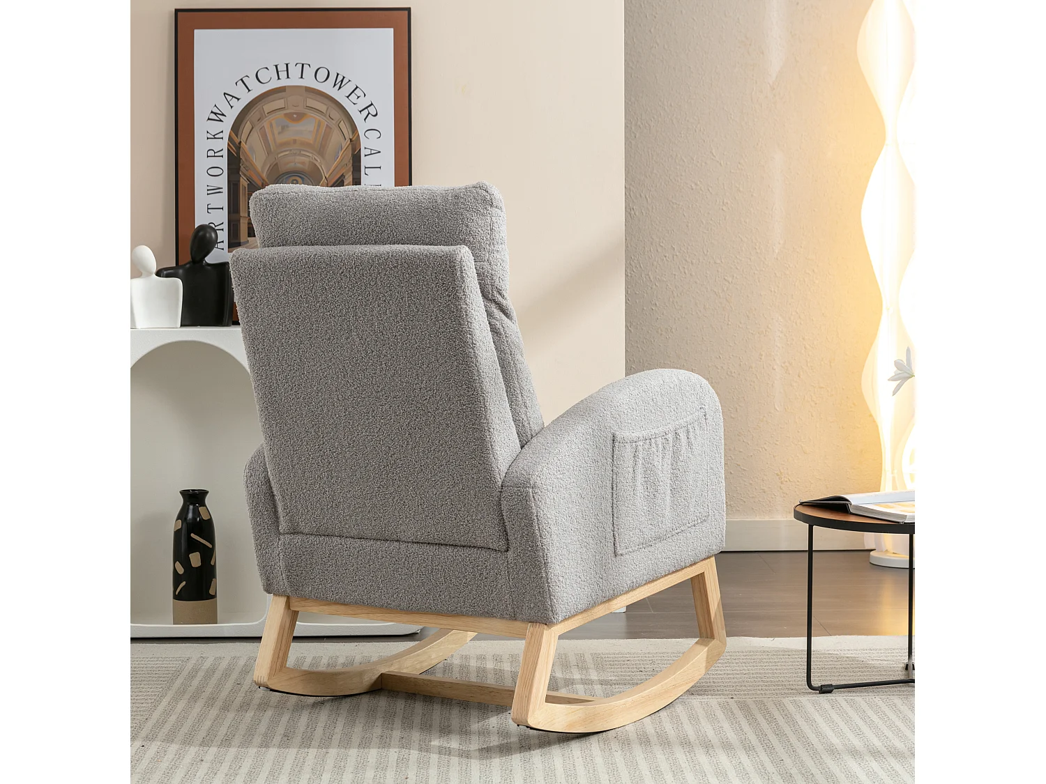 Lichtgrijze schommelstoel met zijvakken, houten frame, teddy fluwelen stof 88x71x104,5cm