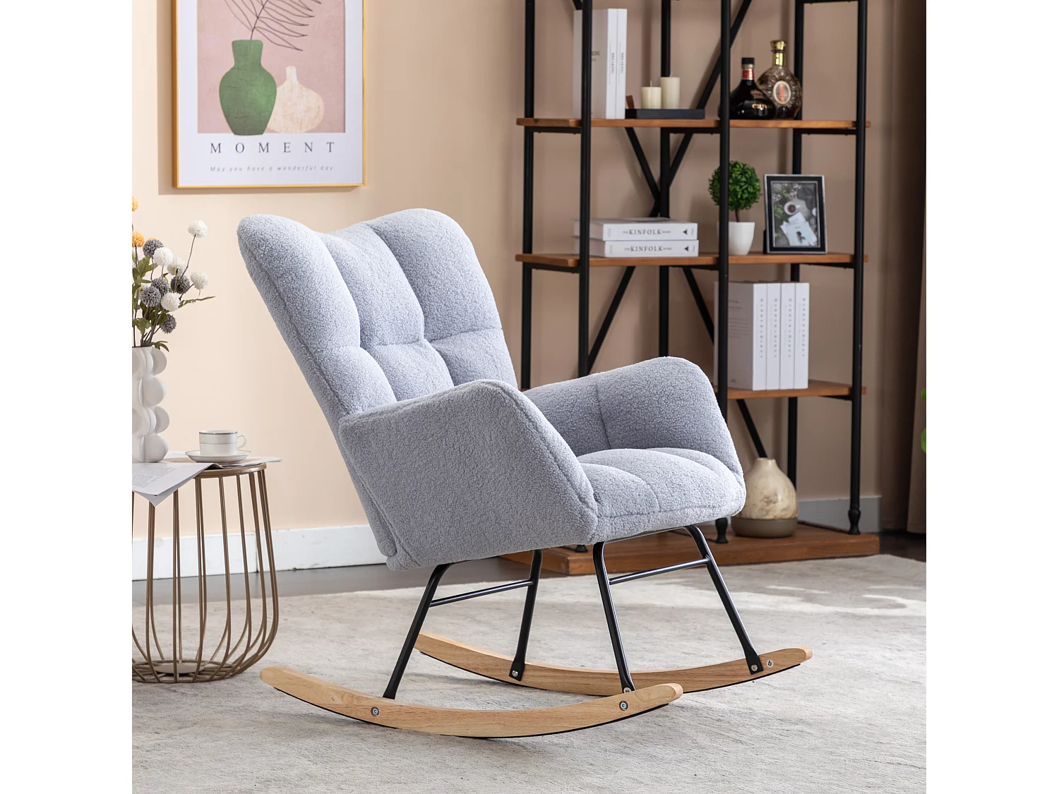 Rocking chair en tissu Teddy gris clair, structure en métal noir, base en bois 89x70x95cm