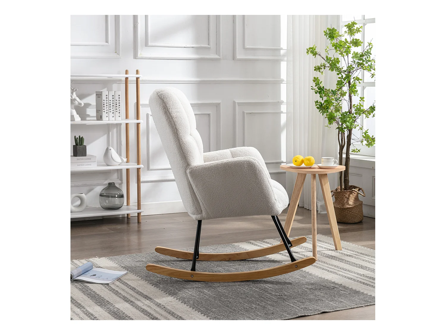 Schommelstoel in witte Teddy stof, zwart metalen frame, houten voet 89x70x95cm