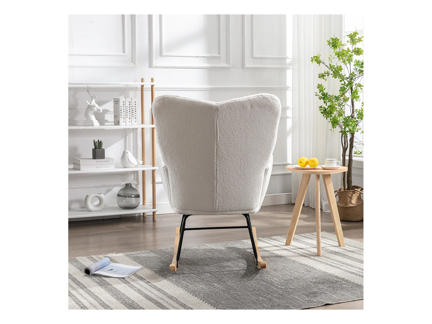 Schommelstoel in witte Teddy stof, zwart metalen frame, houten voet 89x70x95cm