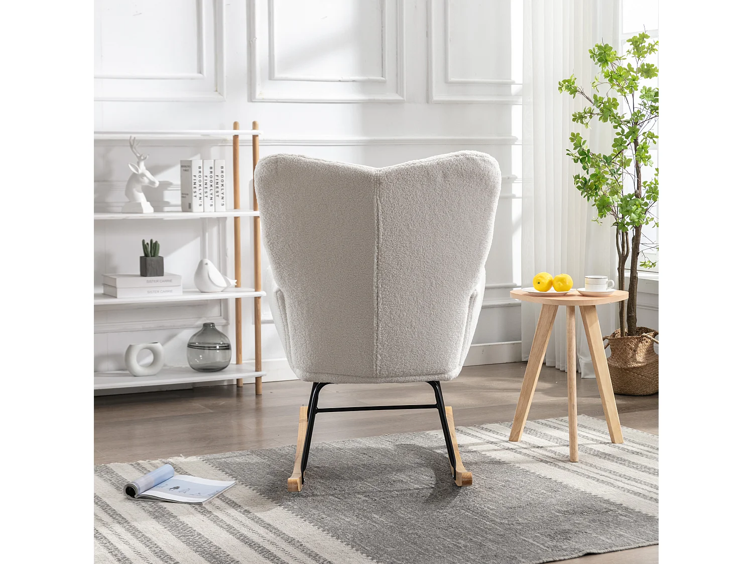 Rocking chair en tissu Teddy blanc, structure en métal noir, base en bois 89x70x95cm